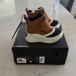 Sorel Kids OUT N ABOUT™ IV Strap Children's Waterproof Boot Taffy/Black 8 NEW